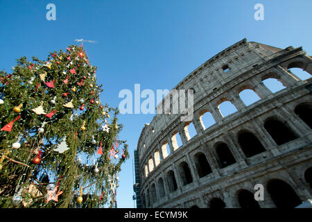 Rom Italien. 22. Dezember 2014. Kolosseum in Rom mit Weihnachtsbaum dekoriert Saison. Bildnachweis: Amer Ghazzal/Alamy Live-Nachrichten Stockfoto