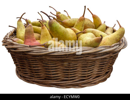 Birnen in einem hölzernen Korb isoliert auf weißem Hintergrund mit Beschneidungspfad Stockfoto