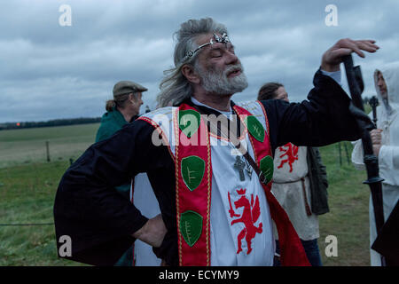 Stonhenge, Wiltshire, UK. 22. Dezember 2014. Moderne Druiden, Heiden und andere Nachtschwärmer versammeln sich in Stonehenge auf Salisbury Plain, den erste Tag des Winters zu feiern. Die Veranstaltung lockte Hunderte von Menschen aus Großbritannien und im Ausland. © Velar Grant/ZUMA Wire/ZUMAPRESS.com/Alamy Live-Nachrichten Stockfoto