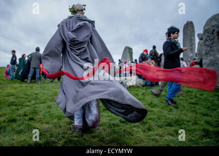 Stonhenge, Wiltshire, UK. 22. Dezember 2014. Moderne Druiden, Heiden und andere Nachtschwärmer versammeln sich in Stonehenge auf Salisbury Plain, den erste Tag des Winters zu feiern. Die Veranstaltung lockte Hunderte von Menschen aus Großbritannien und im Ausland. © Velar Grant/ZUMA Wire/ZUMAPRESS.com/Alamy Live-Nachrichten Stockfoto