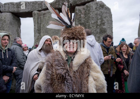 Stonhenge, Wiltshire, UK. 22. Dezember 2014. Moderne Druiden, Heiden und andere Nachtschwärmer versammeln sich in Stonehenge auf Salisbury Plain, den erste Tag des Winters zu feiern. Die Veranstaltung lockte Hunderte von Menschen aus Großbritannien und im Ausland. © Velar Grant/ZUMA Wire/ZUMAPRESS.com/Alamy Live-Nachrichten Stockfoto