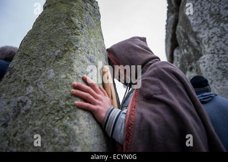 Stonhenge, Wiltshire, UK. 22. Dezember 2014. Moderne Druiden, Heiden und andere Nachtschwärmer versammeln sich in Stonehenge auf Salisbury Plain, den erste Tag des Winters zu feiern. Die Veranstaltung lockte Hunderte von Menschen aus Großbritannien und im Ausland. © Velar Grant/ZUMA Wire/ZUMAPRESS.com/Alamy Live-Nachrichten Stockfoto