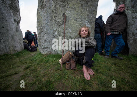 Stonhenge, Wiltshire, UK. 22. Dezember 2014. Moderne Druiden, Heiden und andere Nachtschwärmer versammeln sich in Stonehenge auf Salisbury Plain, den erste Tag des Winters zu feiern. Die Veranstaltung lockte Hunderte von Menschen aus Großbritannien und im Ausland. © Velar Grant/ZUMA Wire/ZUMAPRESS.com/Alamy Live-Nachrichten Stockfoto