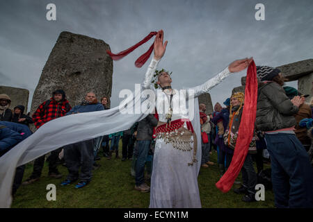 Stonhenge, Wiltshire, UK. 22. Dezember 2014. Moderne Druiden, Heiden und andere Nachtschwärmer versammeln sich in Stonehenge auf Salisbury Plain, den erste Tag des Winters zu feiern. Die Veranstaltung lockte Hunderte von Menschen aus Großbritannien und im Ausland. © Velar Grant/ZUMA Wire/ZUMAPRESS.com/Alamy Live-Nachrichten Stockfoto