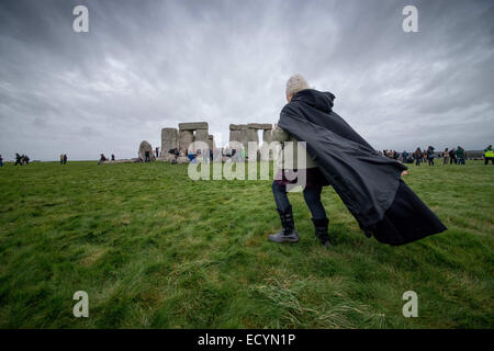 Stonhenge, Wiltshire, UK. 22. Dezember 2014. Moderne Druiden, Heiden und andere Nachtschwärmer versammeln sich in Stonehenge auf Salisbury Plain, den erste Tag des Winters zu feiern. Die Veranstaltung lockte Hunderte von Menschen aus Großbritannien und im Ausland. © Velar Grant/ZUMA Wire/ZUMAPRESS.com/Alamy Live-Nachrichten Stockfoto