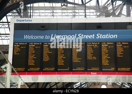 LONDON - 18. Oktober: Der Zeitplan Board an der Liverpool Street Station am 18. Oktober 2014 in London, England, Vereinigtes Königreich. Liverpool-s Stockfoto