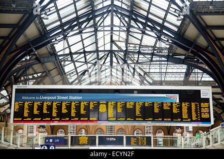 LONDON - 18. Oktober: Der Zeitplan Board an der Liverpool Street Station am 18. Oktober 2014 in London, England, Vereinigtes Königreich. Liverpool-s Stockfoto