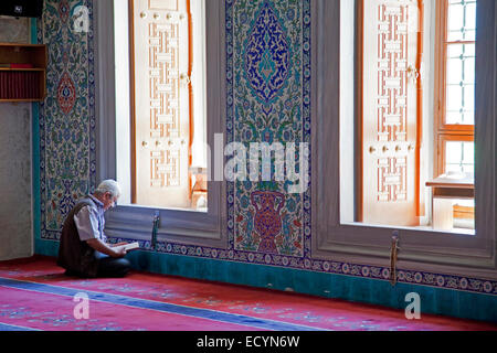 Türkische Mann liest den Koran in die Kocatepe Camii, größte Moschee in Ankara, Türkei Stockfoto