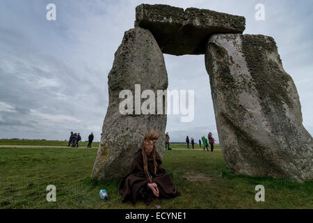 Stonhenge, Wiltshire, UK. 22. Dezember 2014. Moderne Druiden, Heiden und andere Nachtschwärmer versammeln sich in Stonehenge auf Salisbury Plain, den erste Tag des Winters zu feiern. Die Veranstaltung lockte Hunderte von Menschen aus Großbritannien und im Ausland. © Velar Grant/ZUMA Wire/ZUMAPRESS.com/Alamy Live-Nachrichten Stockfoto