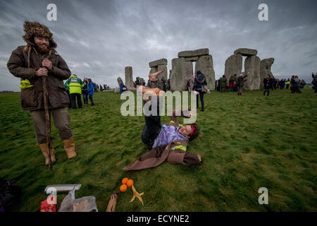 Stonhenge, Wiltshire, UK. 22. Dezember 2014. Moderne Druiden, Heiden und andere Nachtschwärmer versammeln sich in Stonehenge auf Salisbury Plain, den erste Tag des Winters zu feiern. Die Veranstaltung lockte Hunderte von Menschen aus Großbritannien und im Ausland. © Velar Grant/ZUMA Wire/ZUMAPRESS.com/Alamy Live-Nachrichten Stockfoto