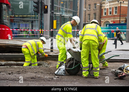 LONDON - 18. Oktober: Unidentified Arbeiter vorbereiten eine Mischung auf 18. Oktober 2014 in London, England, UK. Die UK-Armaturen Stockfoto