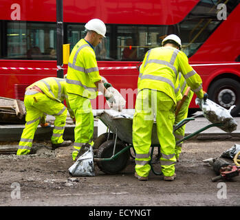 LONDON - 18. Oktober: Unidentified Arbeiter vorbereiten eine Mischung auf 18. Oktober 2014 in London, England, UK. Die UK-Armaturen Stockfoto