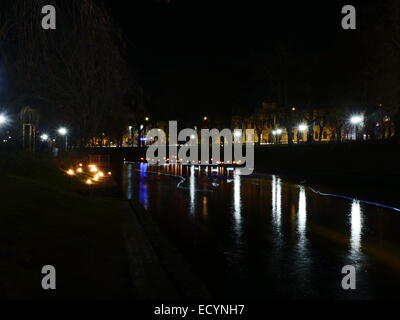 Riga-Parkblick in der Nacht mit Lichtern auf dem Wasser Stockfoto