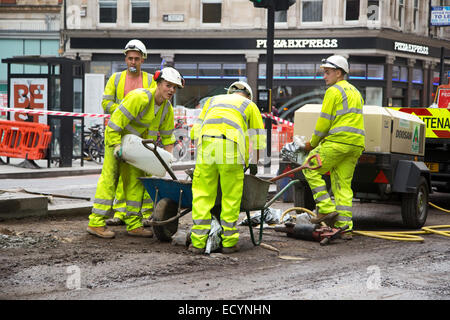 LONDON - 18. Oktober: Unidentified Arbeiter vorbereiten eine Mischung auf 18. Oktober 2014 in London, England, UK. Die UK-Armaturen Stockfoto