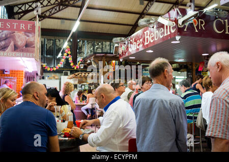 Narbonne, Markt Restaurants. Frankreich. Narbonne Halles sind viel mehr als nur ein Markt, einer der die Nervenzentren der Stadt. Bui Stockfoto