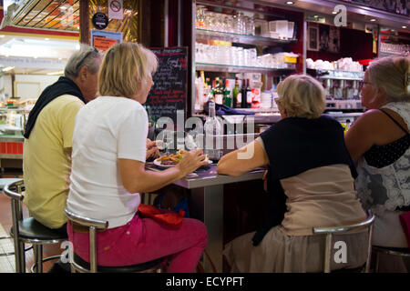 Narbonne, Markt Restaurants. Frankreich. Narbonne Halles sind viel mehr als nur ein Markt, einer der die Nervenzentren der Stadt. Bui Stockfoto