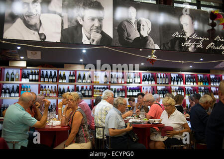 Narbonne, Markt Restaurants. Frankreich. Narbonne Halles sind viel mehr als nur ein Markt, einer der die Nervenzentren der Stadt. Bui Stockfoto