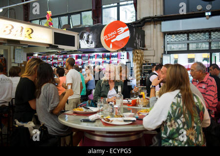 Narbonne, Markt Restaurants. Frankreich. Narbonne Halles sind viel mehr als nur ein Markt, einer der die Nervenzentren der Stadt. Bui Stockfoto