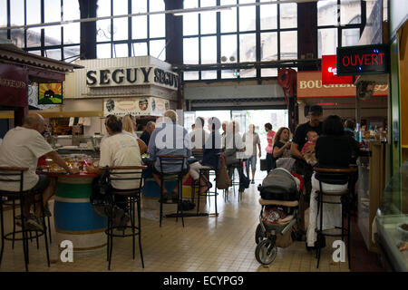 Narbonne, Markt Restaurants. Frankreich. Narbonne Halles sind viel mehr als nur ein Markt, einer der die Nervenzentren der Stadt. Bui Stockfoto