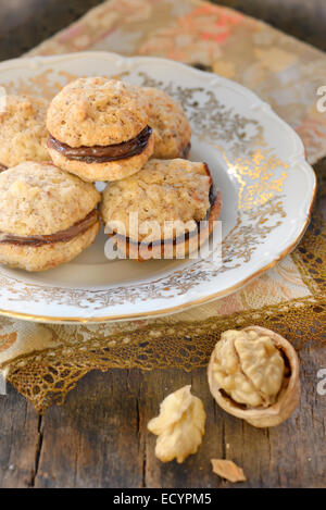Hausgemachte Chip Cookies mit Nüssen gefüllt mit Schokoladencreme Stockfoto