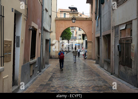 Fußgängerzone in alte Stadt zentrale Narbonne. Süden von Frankreich. Place du Forum, Kopie des die Wölfin mit Romulus und Stockfoto