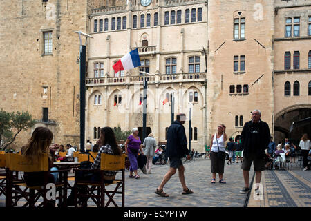 Restaurant am Rathausplatz. Narbonne. Fußgängerzone in alte Stadt zentrale Narbonne. Süden von Frankreich. Die Stockfoto