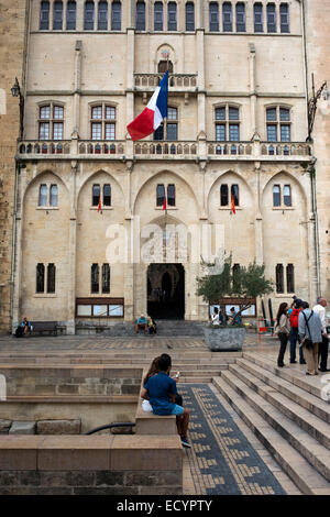 Menschen vor dem Rathausplatz. Narbonne. Fußgängerzone in alte Stadt zentrale Narbonne. Süden von Frankreich. Der anc Stockfoto