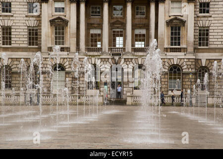 LONDON - 18. Oktober: Das Exterieur des Somerset House am 18. Oktober 2014 in London, England, Vereinigtes Königreich. Somerset House ist eine große ar Stockfoto