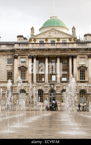 LONDON - 18. Oktober: Das Exterieur des Somerset House am 18. Oktober 2014 in London, England, Vereinigtes Königreich. Somerset House ist eine große ar Stockfoto