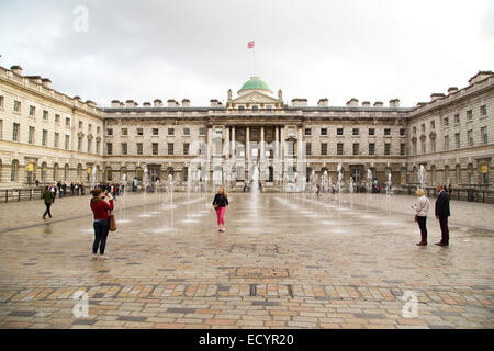 LONDON - 18. Oktober: Das Exterieur des Somerset House am 18. Oktober 2014 in London, England, Vereinigtes Königreich. Somerset House ist eine große ar Stockfoto