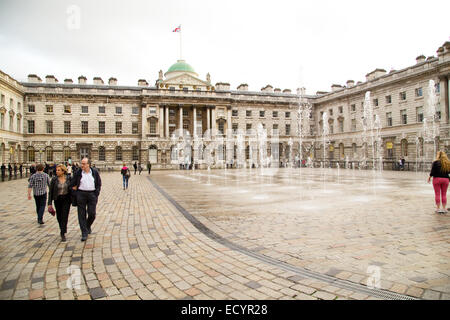 LONDON - 18. Oktober: Das Exterieur des Somerset House am 18. Oktober 2014 in London, England, Vereinigtes Königreich. Somerset House ist eine große ar Stockfoto