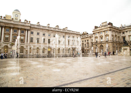 LONDON - 18. Oktober: Das Exterieur des Somerset House am 18. Oktober 2014 in London, England, Vereinigtes Königreich. Somerset House ist eine große ar Stockfoto