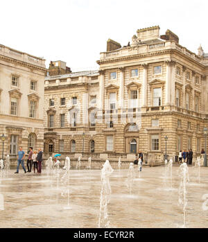 LONDON - 18. Oktober: Das Exterieur des Somerset House am 18. Oktober 2014 in London, England, Vereinigtes Königreich. Somerset House ist eine große ar Stockfoto