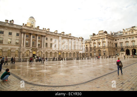 LONDON - 18. Oktober: Das Exterieur des Somerset House am 18. Oktober 2014 in London, England, Vereinigtes Königreich. Somerset House ist eine große ar Stockfoto