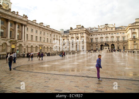 LONDON - 18. Oktober: Das Exterieur des Somerset House am 18. Oktober 2014 in London, England, Vereinigtes Königreich. Somerset House ist eine große ar Stockfoto