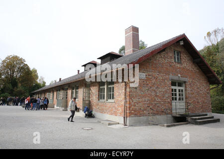 touristischen Menschen Dachau Nazi-Konzentrationslager großen Krematorium Anlage Gaskammer Struktur zu töten Stockfoto