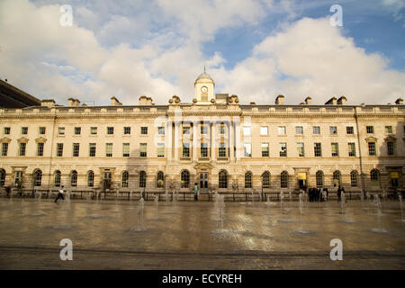 LONDON - 18. Oktober: Das Exterieur des Somerset House am 18. Oktober 2014 in London, England, Vereinigtes Königreich. Somerset House ist eine große ar Stockfoto