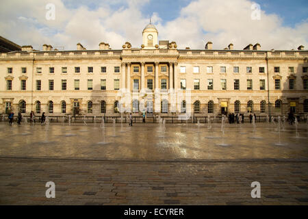 LONDON - 18. Oktober: Das Exterieur des Somerset House am 18. Oktober 2014 in London, England, Vereinigtes Königreich. Somerset House ist eine große ar Stockfoto