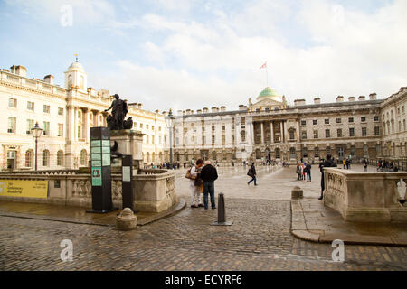 LONDON - 18. Oktober: Das Exterieur des Somerset House am 18. Oktober 2014 in London, England, Vereinigtes Königreich. Somerset House ist eine große ar Stockfoto