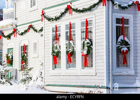 Ein älteres Haus für Weihnachten dekoriert. Stockfoto