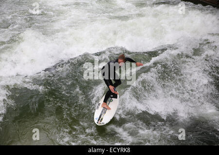 Frau Surfer Surfen künstlichen Welle Eisbach Welle München Stockfoto