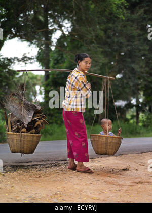 Porträt einer burmesischen Frau trägt einen Korb mit ihrem Kind. Stockfoto
