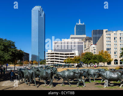 Cattle Drive Skulpturen mit Skyline der Innenstadt hinter Pioneer Plaza, Dallas, Texas, USA Stockfoto