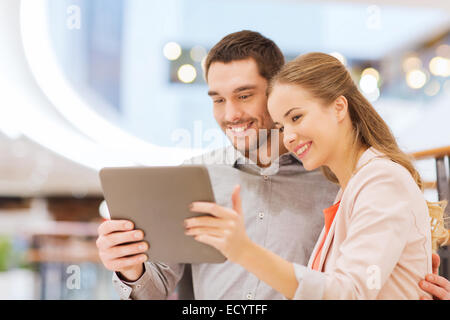 Brautpaar mit Tablet-pc unter Selfie in der mall Stockfoto
