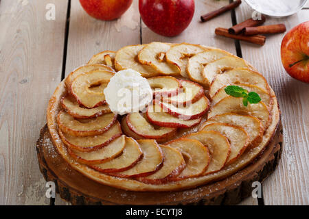 Offenen Apfelkuchen Blätterteig mit Eis Stockfoto