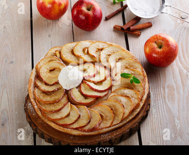 Offenen Apfelkuchen Blätterteig mit Eis Stockfoto