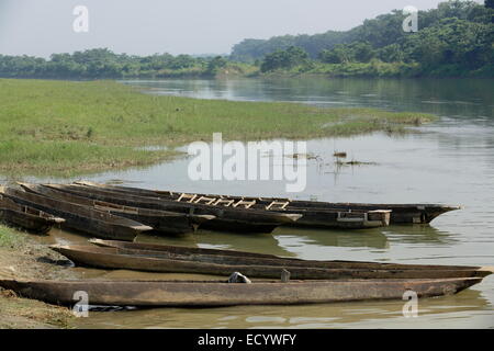 Hölzerne Ruderboote für die Touristen in der Terai Region auf Rapti Fluss fließt durch Bufferzone aus Chitwan NP gestrandet. Stockfoto