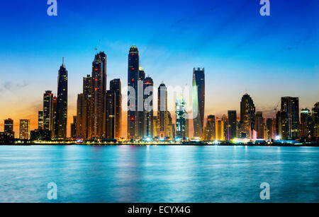 Skyline von Dubai Marina von Palm Jumeirah gesehen Stockfoto