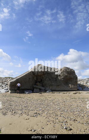 Beschädigte Atlantikwall Bunker und Verteidigungsanlagen in der Normandie auf Gold Beach. Stockfoto