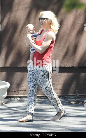 Gwen Stefani trägt ein rotes Top und Sonnenbrillen, unterwegs in Los Angeles mit ihrem Mann und zwei Kinder mit: Gwen Stefani, Apollo Rossdale wo: Los Angeles, California, Vereinigte Staaten von Amerika bei: 19. Juni 2014 Stockfoto